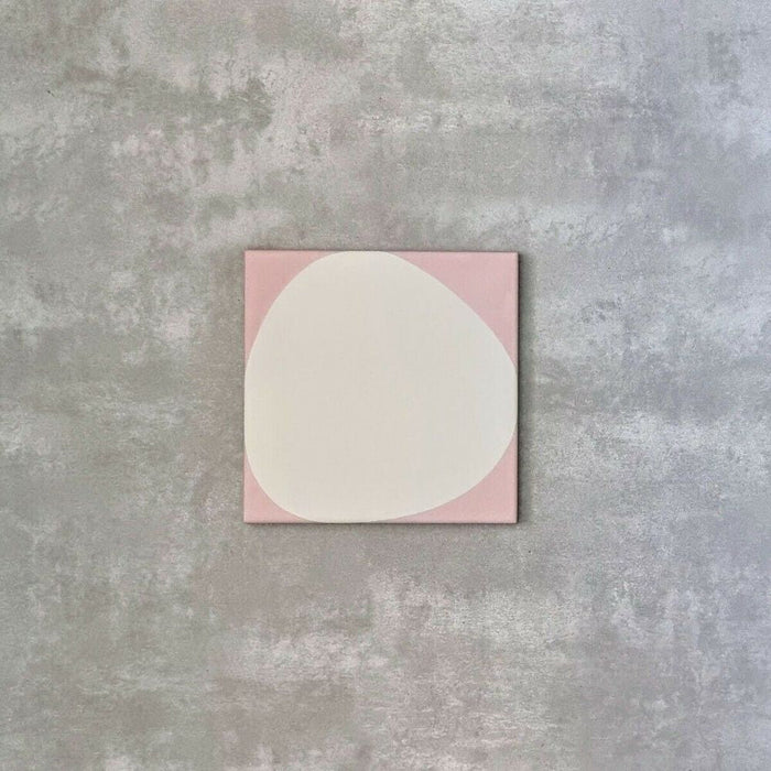 Muestra de baldosa completa de porcelánico rosa Pebble Beach antideslizante 20cm x 20cm