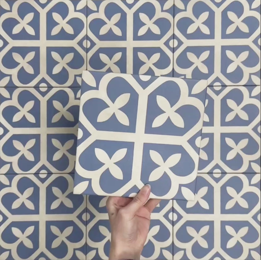 Video mostrando las baldosas porcelánicas Iris Azul 20x20 cm de estilo Victoriano Marroquí, resaltando el diseño decorativo en azul y blanco y la repetición del patrón.