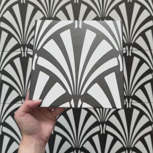 Vídeo del azulejo de estilo marroquí Alhambra Casa 20x20 cm, destacando su audaz diseño en blanco y negro con forma de abanico en estilo Art Déco moderno, resaltando el detalle de la superficie, el acabado mate y la repetición del patrón, ideal para paredes y suelos con carácter.