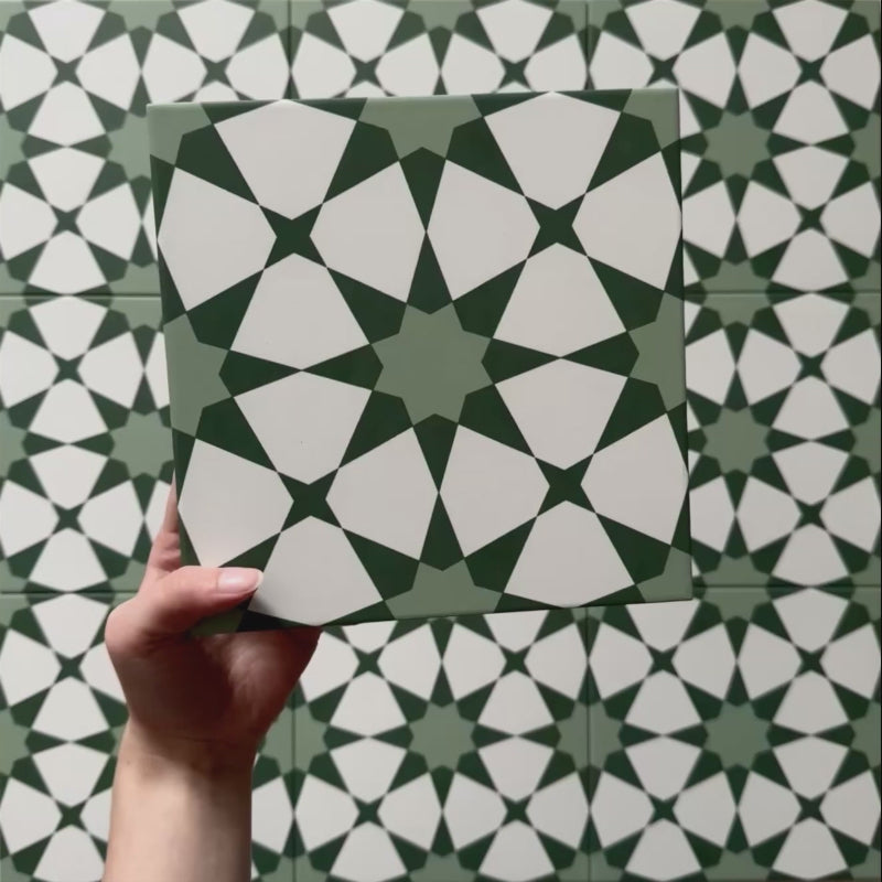 Vídeo en rotación del azulejo cerámico de estilo marroquí Agraba Verde 20x20 cm, destacando su patrón geométrico de estrellas en matices verdes y blanco, con diseño detallado y acabado mate suave.