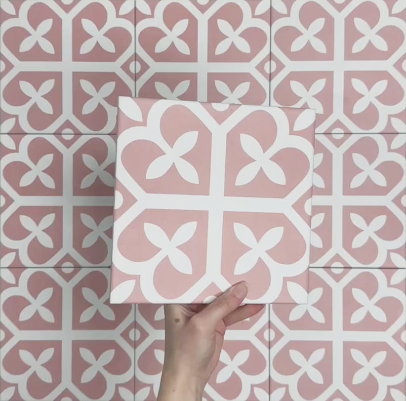 Video mostrando las baldosas porcelánicas Iris Rosa 20x20 cm de estilo Victoriano Marroquí, resaltando el diseño geométrico en rosa y blanco y la repetición del patrón.