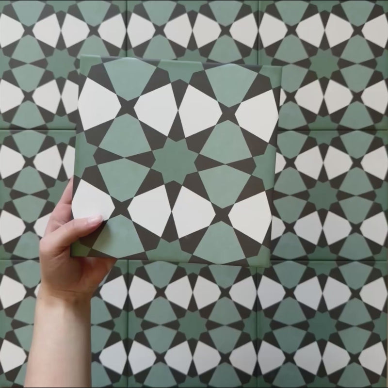 Vídeo de los azulejos de estilo marroquí Agraba Verde 20x20 cm para suelo y pared, con patrón geométrico de estrellas en verde y blanco y estética tradicional de inspiración artesanal, ideal para cocinas y baños.