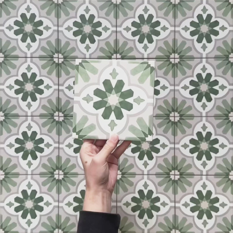 Vídeo de las baldosas porcelánicas Clarence Jade Mini 15x15 cm de estilo victoriano marroquí, destacando el suave patrón geométrico floral en verde y blanco y el acabado mate liso bajo luz natural.