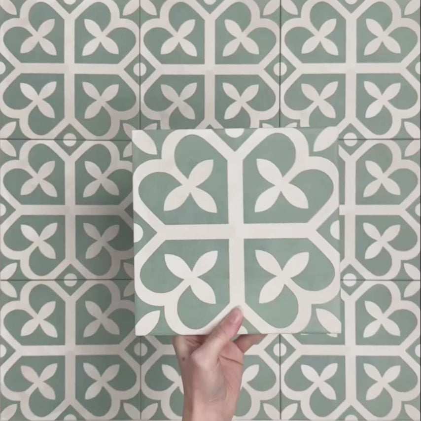 Video mostrando las baldosas porcelánicas Iris Verde 20x20 cm de estilo Victoriano Marroquí, resaltando el patrón geométrico en verde y crema y su idoneidad para suelos y paredes decorativas en interiores clásicos y contemporáneos.