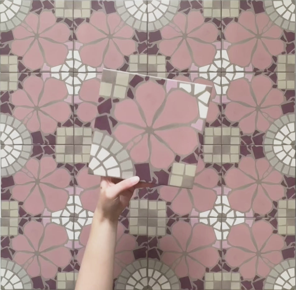 Vídeo que muestra las baldosas Nantes Rosa 20x20 cm de estilo marroquí con intrincados patrones florales en tonos rosa empolvado, burdeos, topo y blanco, destacando el diseño detallado y el acabado mate en primer plano.