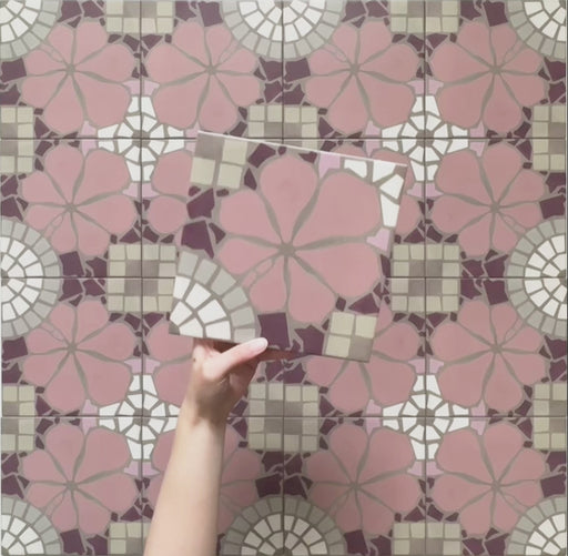 Vídeo que muestra las baldosas Nantes Rosa 20x20 cm de estilo marroquí con intrincados patrones florales en tonos rosa empolvado, burdeos, topo y blanco, destacando el diseño detallado y el acabado mate en primer plano.