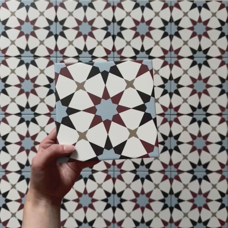 Vídeo de los azulejos cerámicos de estilo marroquí Agraba Mini Atlas 15x15 cm, resaltando su patrón geométrico multicolor en azul, terracota y blanco con acabado mate suave bajo luz natural.