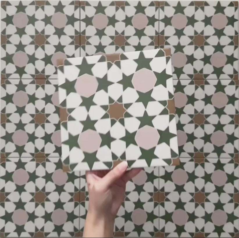 Vídeo de los azulejos de estilo marroquí Agraba Tanane 20x20 cm, destacando su patrón geométrico de estrellas y cruces en verde bosque, rosa empolvado, blanco y tonos tierra con acabado mate liso.
