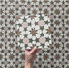 Vídeo de los azulejos de estilo marroquí Agraba Tanane 20x20 cm, destacando su patrón geométrico de estrellas y cruces en verde bosque, rosa empolvado, blanco y tonos tierra con acabado mate liso.