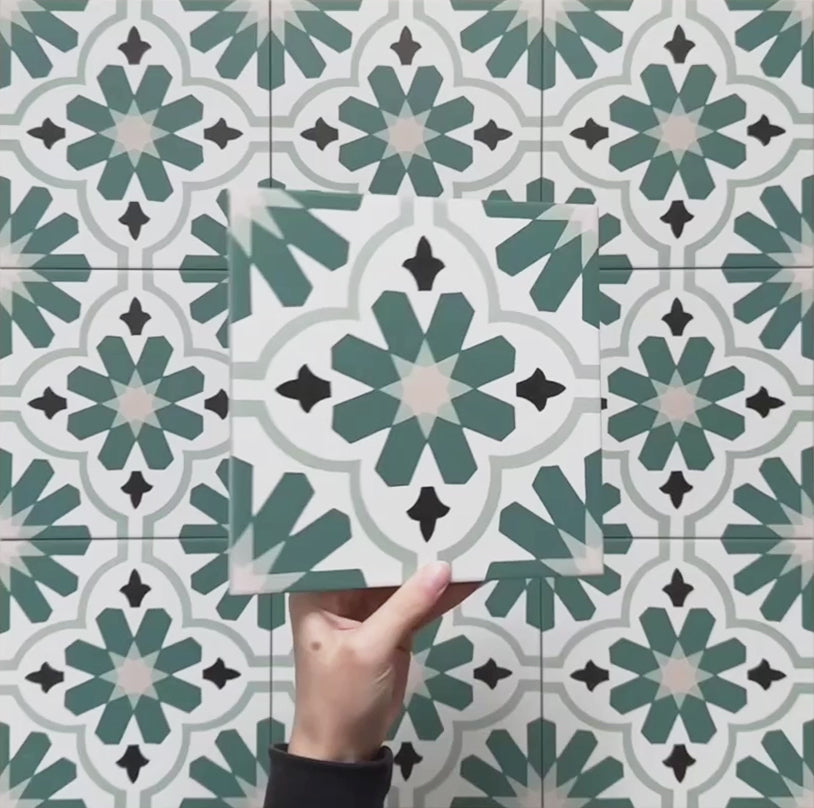 Vídeo de las baldosas porcelánicas Clarence Verde Azulado 20x20 cm de estilo victoriano marroquí, destacando el intrincado patrón geométrico en verde azulado y blanco y el acabado mate suave bajo luz natural.