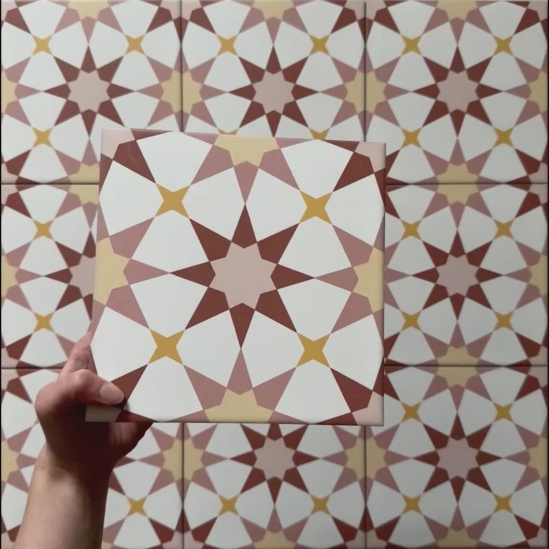 Vídeo de los azulejos cerámicos de estilo marroquí Agraba Primavera 20x20 cm, resaltando su patrón geométrico en terracota, rosa empolvado, mostaza y blanco con acabado mate suave bajo luz natural.