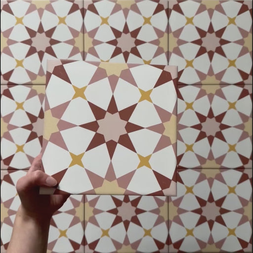 Vídeo de los azulejos cerámicos de estilo marroquí Agraba Primavera 20x20 cm, resaltando su patrón geométrico en terracota, rosa empolvado, mostaza y blanco con acabado mate suave bajo luz natural.