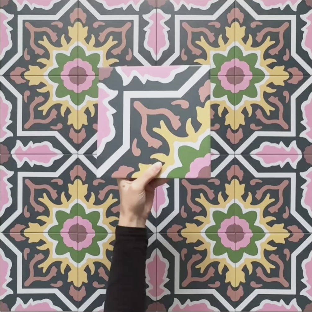 Vídeo de las baldosas cerámicas Cabana Havana de estilo marroquí 20x20 cm, mostrando un audaz patrón geométrico floral multicolor y destacando la textura y el detalle.