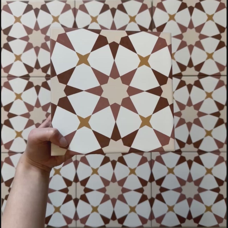 Vídeo de los azulejos cerámicos de estilo marroquí Agraba Cotto 20x20 cm, mostrando en detalle su patrón geométrico en terracota, beige y blanco con acabado mate bajo luz natural.