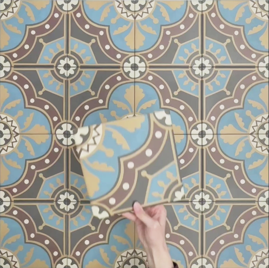 Vídeo que muestra las baldosas Europa Hanover 20 × 20 cm de estilo Victoriano Marroquí dispuestas juntas, destacando el patrón decorativo repetitivo en tonos azul, terracota, mostaza y crema.