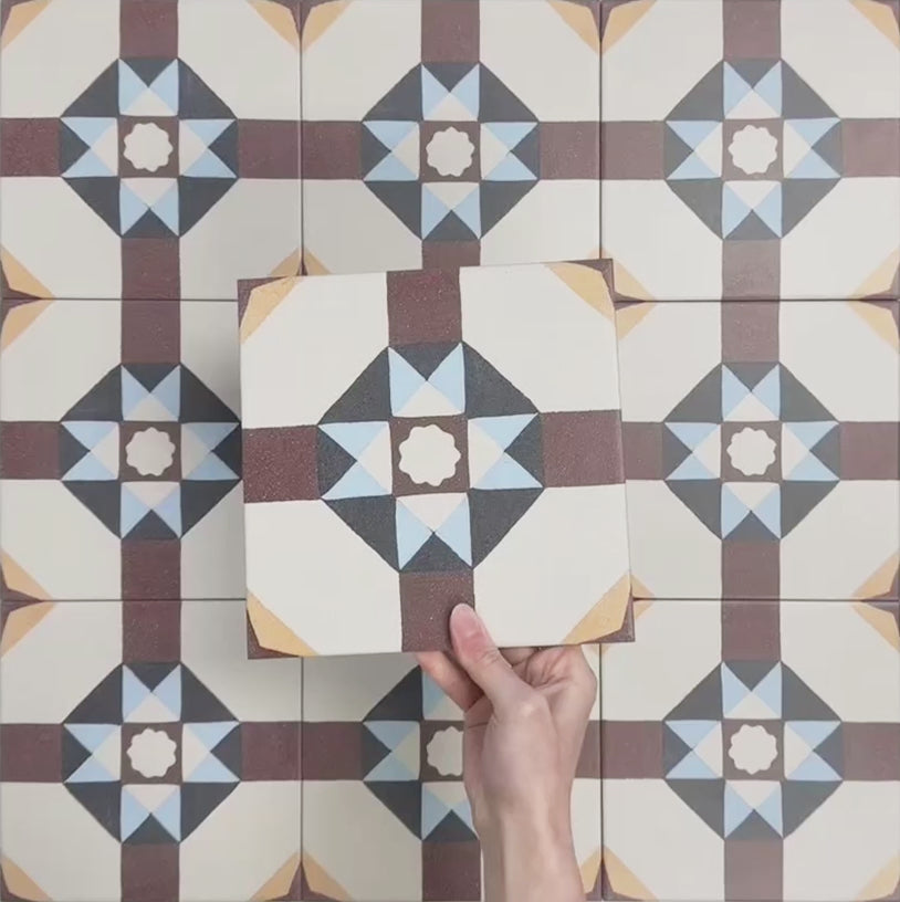 Vídeo que muestra las baldosas Europa Berlin 20×20 cm de estilo Victoriano Marroquí dispuestas juntas, destacando el patrón geométrico repetitivo en forma de estrella en tonos burdeos, azul, mostaza y crema.