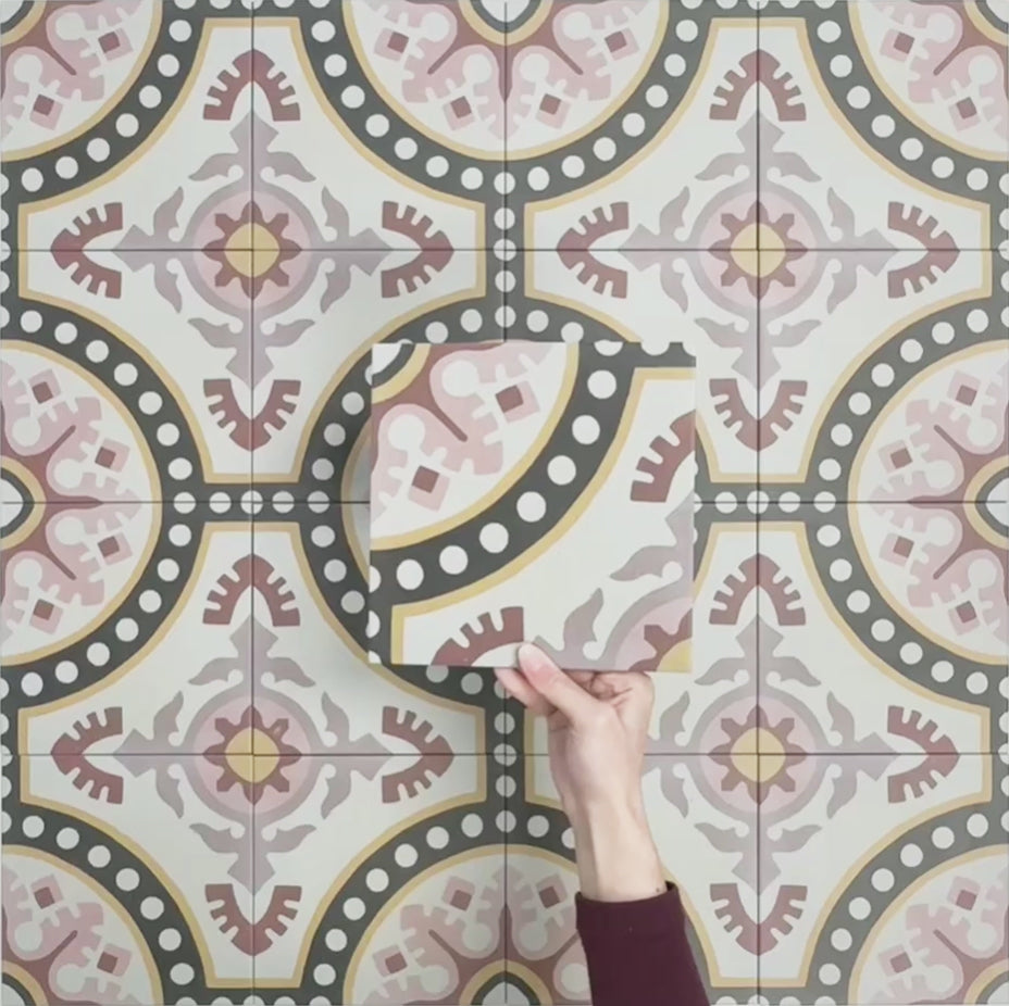 Vídeo que muestra las baldosas Europa Dortmund 20 × 20 cm de estilo Victoriano Marroquí dispuestas juntas, destacando el patrón decorativo repetitivo en tonos rojo, crema, negro y mostaza.