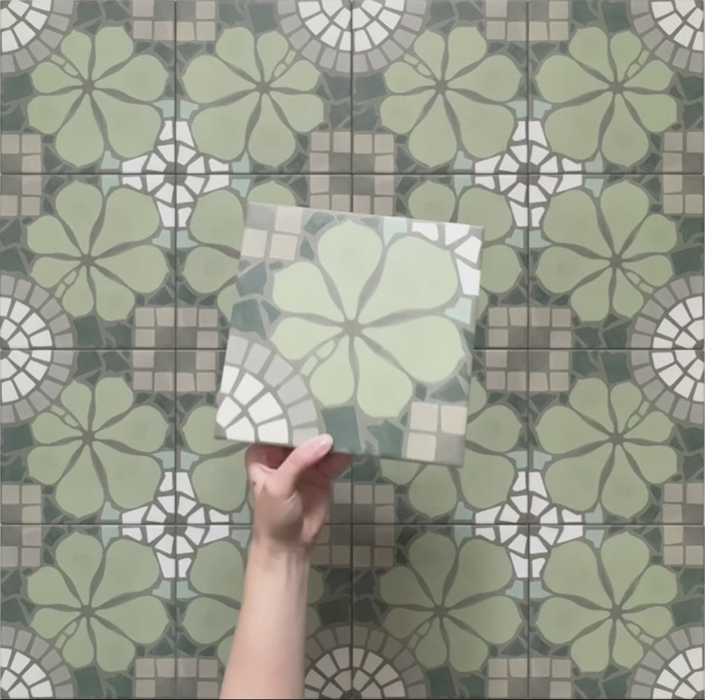 Vídeo que muestra las baldosas Nantes Verde 20x20 cm de estilo marroquí con un patrón floral decorativo en verde, gris y blanco, destacando el diseño detallado y el acabado mate en primer plano.