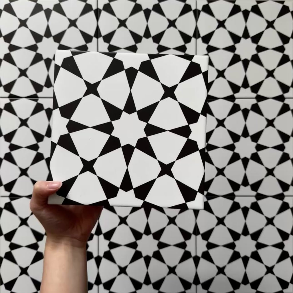 Vídeo en primer plano de azulejos cerámicos de estilo marroquí Agraba Blanco y Negro 20x20 cm para suelo, destacando su patrón geométrico de estrellas.
