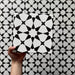 Vídeo en primer plano de azulejos cerámicos de estilo marroquí Agraba Blanco y Negro 20x20 cm para suelo, destacando su patrón geométrico de estrellas.