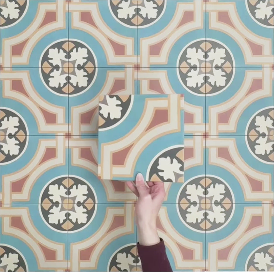 Vídeo que muestra las baldosas Europa Helsinki 20 × 20 cm de estilo Victoriano Marroquí dispuestas juntas, destacando el patrón geométrico repetitivo en tonos verde azulado, terracota, crema y negro.