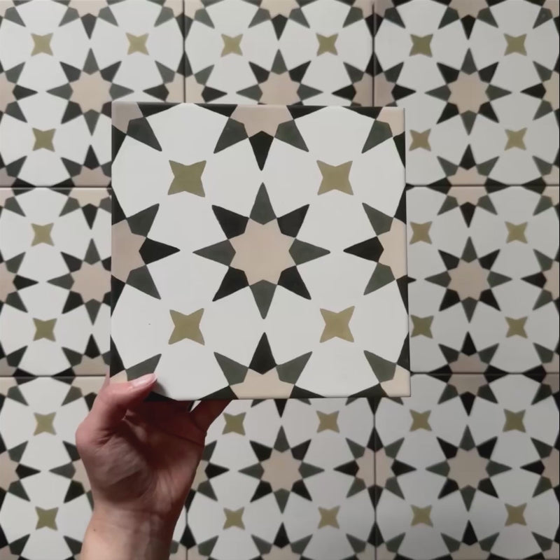 Vídeo del azulejo de estilo marroquí Agraba Natural 20x20 cm, con patrón de estrella en tonos beige, oliva y topo sobre fondo blanco y acabado mate, ideal para crear interiores geométricos atemporales.