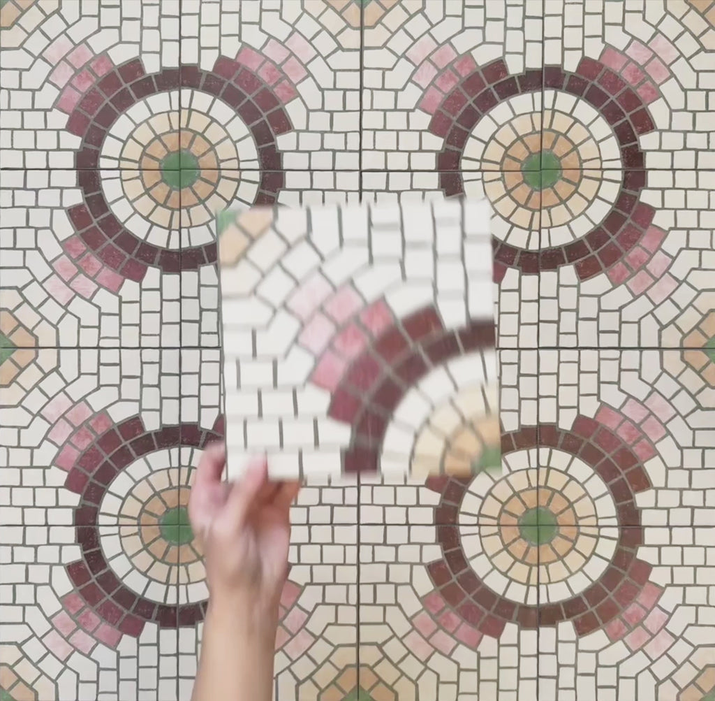Vídeo de las baldosas porcelánicas Cabana La Calle de estilo marroquí 20x20 cm, destacando el patrón circular efecto mosaico en tonos crema, rosa empolvado, burdeos, beige y verde con efecto artesanal de inspiración vintage.