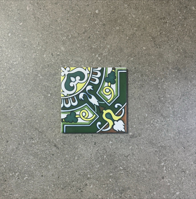 Muestra completa de azulejo de porcelana verde para pared y suelo Manises MINI AVerde de 15 cm x 15 cm